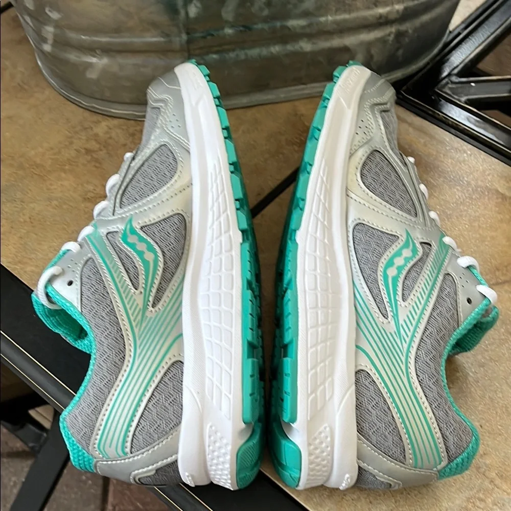 🔥BRAND NEW Saucony Gray and Green Athletic Shoes with Breathable Mesh - Picture 6 of 7